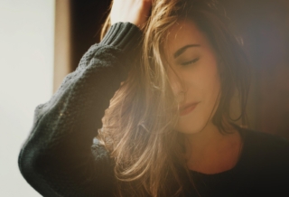 Come prevenire la caduta dei capelli in autunno: tutti i trattamenti da fare post estate