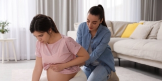 Parto in casa: come funziona, rischi e cosa dice la legge