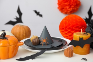 Spooky holiday table decorations with bats and pumpkins for Halloween Spooky holiday table decorations with bats and pumpkins for Halloween