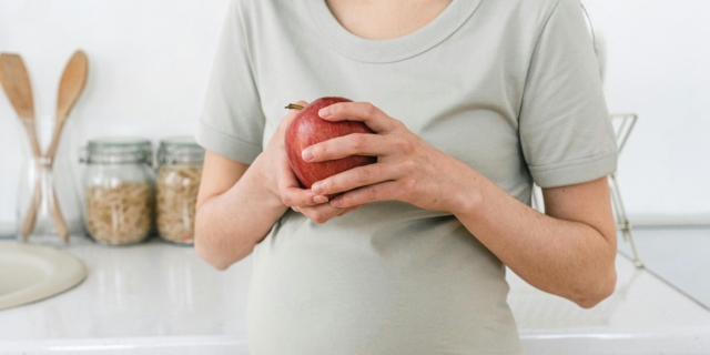 Cosa non mangiare in gravidanza: la tabella delle prime settimane