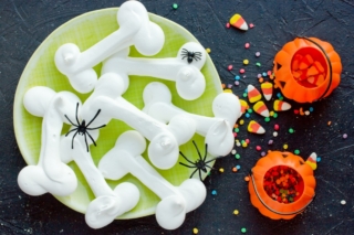 Halloween meringue bones , traditional and funny sweet treats for kids Halloween meringue bones , traditional and funny sweet treats for kids