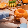Zucca di Halloween fai da te con bambini