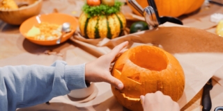 Come fare la zucca di Halloween con i bambini: tutti gli step