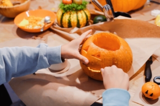 Zucca di Halloween fai da te con bambini