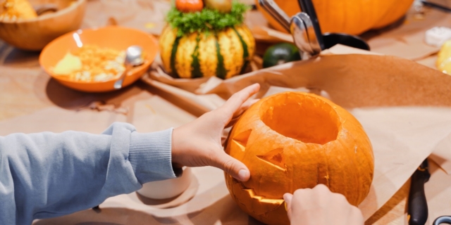 Come fare la zucca di Halloween con i bambini: tutti gli step