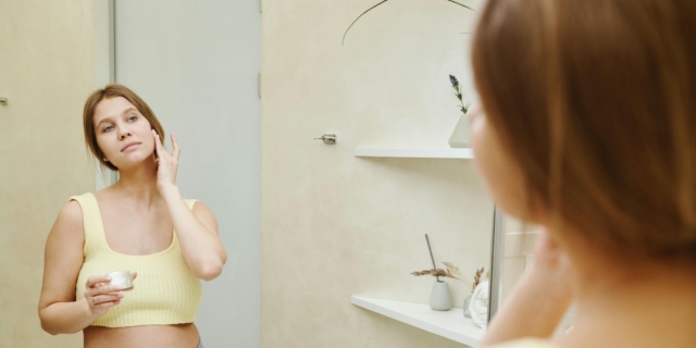 Beauty routine viso in gravidanza: cosa evitare e cosa scegliere