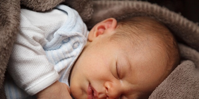 Il neonato dorme troppo: è normale?