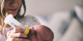 Il neonato mangia troppo? Cosa fare e quando preoccuparsi