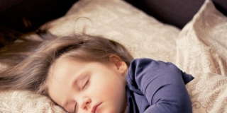 Mal di gola o raffreddore: lo mando a scuola oppure no?