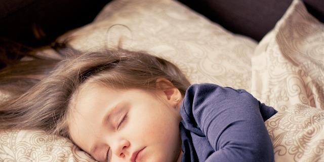 Mal di gola o raffreddore: lo mando a scuola oppure no?