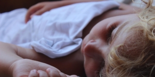 Bambino di 1 anno morto a Parma: le cause di una morte improvvisa Bambino di 1 anno morto a Parma: le cause di una morte improvvisa