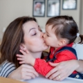 baciare i bambini in bocca