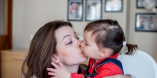 Perché non bisogna baciare neonati e bambini in bocca