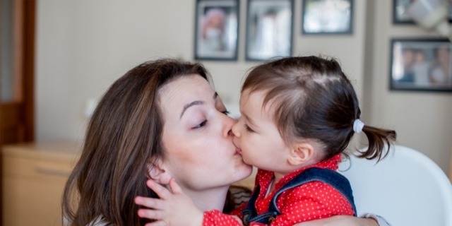 Perché non bisogna baciare neonati e bambini in bocca