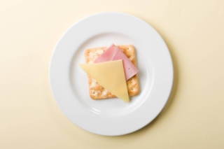 cracker prosciutto e formaggio