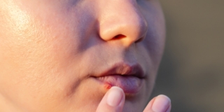 L’herpes simplex labiale in gravidanza è pericoloso? Rischi e cure