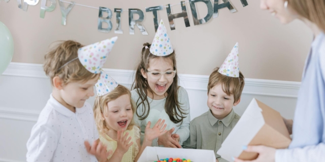 Le migliori e più divertenti frasi per l’invito di compleanno