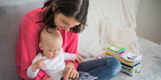 Essere mamma da giovanissima: vantaggi e rischi