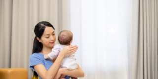 Come far fare il ruttino al neonato e le posizioni migliori secondo la puericultrice