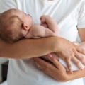 Come tenere un neonato in braccio