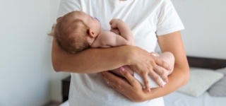 Come tenere un neonato in braccio