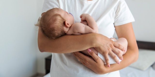 Come tenere in braccio un neonato: consigli utili e posizioni da evitare