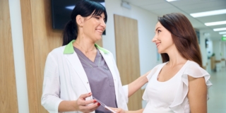 Partorire con l’epidurale in piedi: tutti i vantaggi della walking epidural