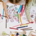 bambini che colorano i disegni di pasqua