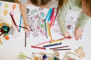 bambini che colorano i disegni di pasqua
