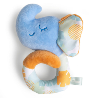 Sonaglio in tessuto riciclato a forma di elefante, leggero e con una forma aperta innovativa, che consente anche di appenderlo al passeggino. Prezzo: 8,90 euro.
https://www.chicco.it/prodotti/giocattoli/primi-giochi-e-scoperte/sonagli-giochi-passeggino-e-seggiolone/baby-elefante-8058664177868-00012206000000.html
