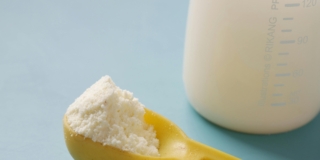 Latte artificiale in polvere o liquido: quale scegliere