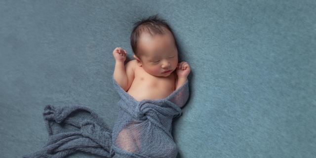 Pugni chiusi nel neonato: cosa significa e cosa fare