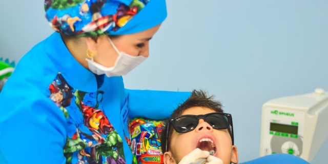 Macchie sui denti dei bambini: cause e cosa fare