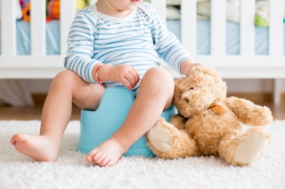 Bimbo di due anni che ha problemi per fare pipì