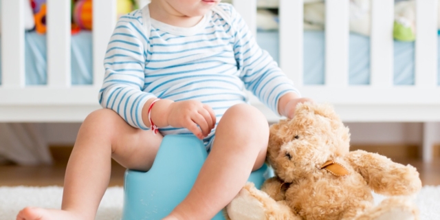 Bimbo di due anni che ha problemi per fare pipì