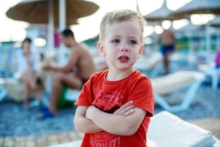 bambino smarrito in spiaggia bambino smarrito in spiaggia