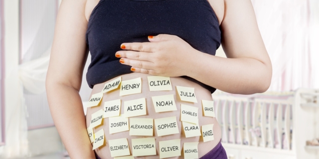 Dal test positivo alla culla: le 5 fasi della scelta del nome in gravidanza