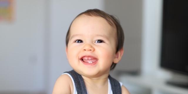 Macchie tra i dentini in un bimbo di 15 mesi: che fare?