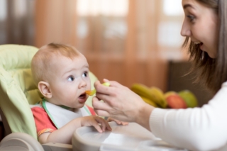 Si può cominciare lo svezzamento a quattro mesi?
