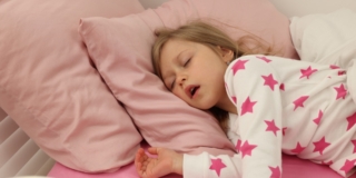 Apnee notturne: cosa fare quando il bimbo smette di respirare