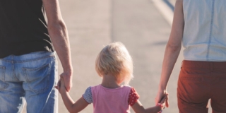 Figlio unico: i consigli per crescerlo sicuro di sé senza viziarlo Figlio unico: i consigli per crescerlo sicuro di sé senza viziarlo