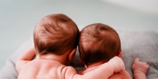 Come allattare al seno due o più gemelli: consigli utili Come allattare al seno due o più gemelli: consigli utili
