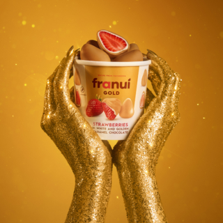 Franuí Gold, il gelato in cui la frutta incontra la dolcezza del cioccolato. Con cuore di fragola ricoperto da un doppio strato di cioccolato bianco e cioccolato al caramello. Franuì.it Franuí Gold, il gelato in cui la frutta incontra la dolcezza del cioccolato. Con cuore di fragola ricoperto da un doppio strato di cioccolato bianco e cioccolato al caramello. Franuì.it