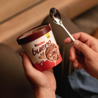 La grande novità dell’estate 2026 è il Kinder Bueno Gelato, in versione vaschetta, con il suo inconfondibile gusto dolce per una coccola golosa. www.kinder.com La grande novità dell’estate 2026 è il Kinder Bueno Gelato, in versione vaschetta, con il suo inconfondibile gusto dolce per una coccola golosa. www.kinder.com