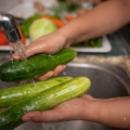 lavare verdure sotto acqua