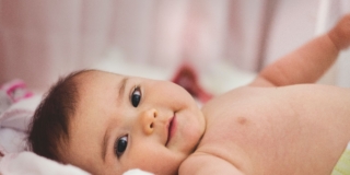 Come pulire i genitali della neonata in modo delicato