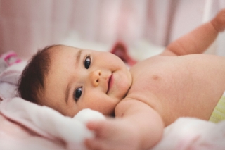 Come pulire i genitali della neonata in modo delicato