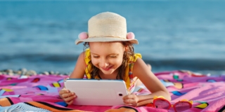Bambini iperconnessi anche al mare