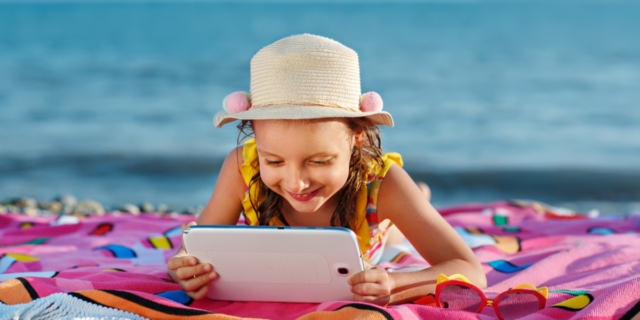 Bambini iperconnessi anche al mare