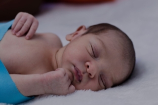 Notti estive: come aiutare i neonati a dormire bene con il caldo